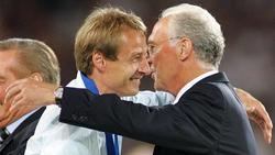 Waren beide schon Trainer des DFB-Teams und in der Bundesliga: Franz Beckenbauer (r.) umarmt Jürgen Klinsmann