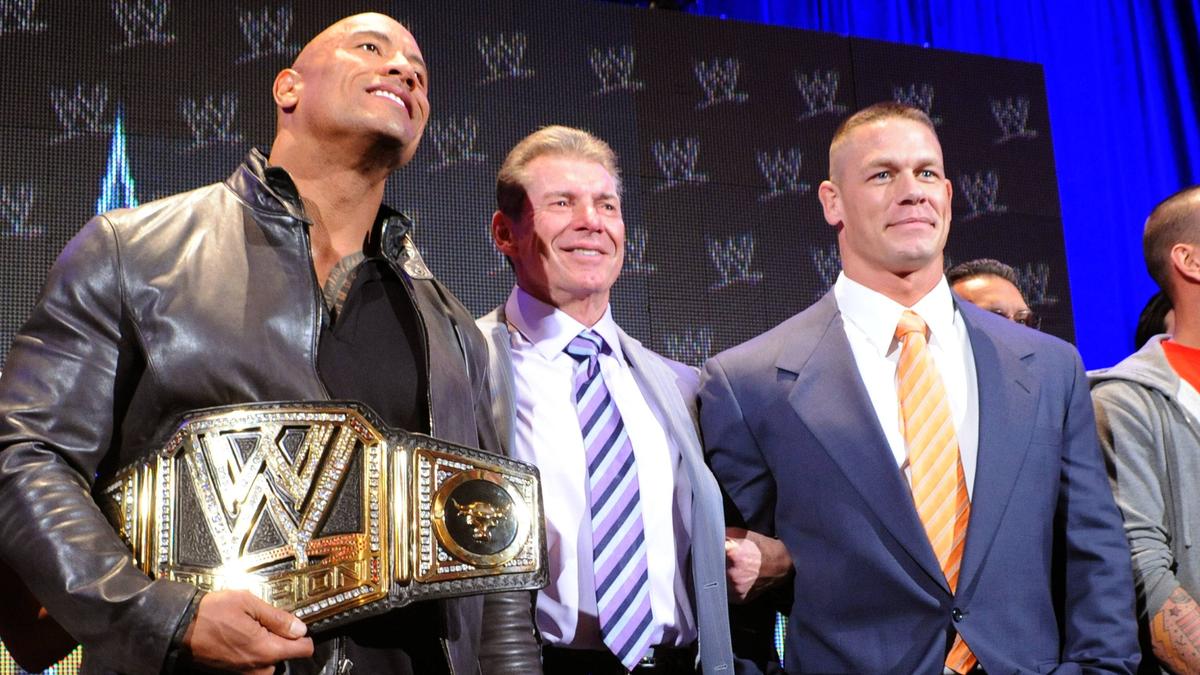 WWE-Boss Vince McMahon mit seinen Stars The Rock (links) und John Cena (rechts)