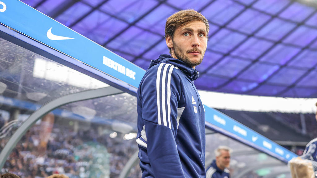 Schalkes Interims-Trainer Matthias Kreutzer gestikuliert an der Seitenlinie