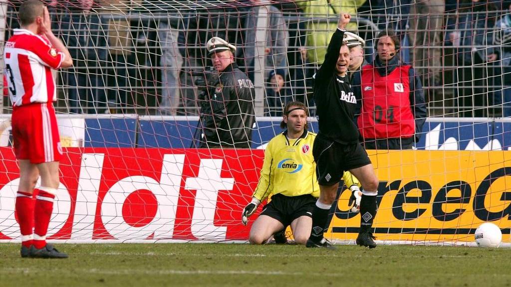 Tomislav Piplica (M.) ist nach seinem Fehler gegen Gladbach entsetzt Tomislav Piplica (M.) ist nach seinem Fehler gegen Gladbach entsetzt