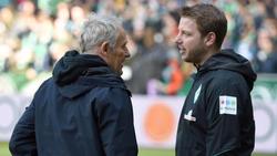 Freiburgs Trainer Christian Streich (l) unterhält sich vor dem Spiel mit Werder-Trainer Florian Kohfeldt