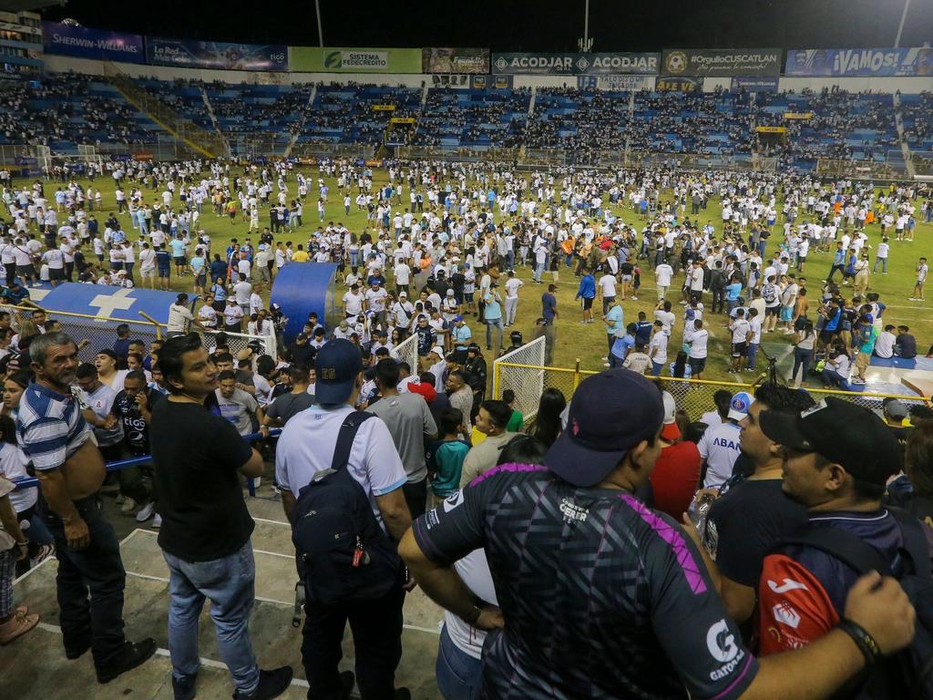 Bei einer Massenpanik in einem Fußballstadion in El Salvador sind zwölf Menschen ums Leben gekommen