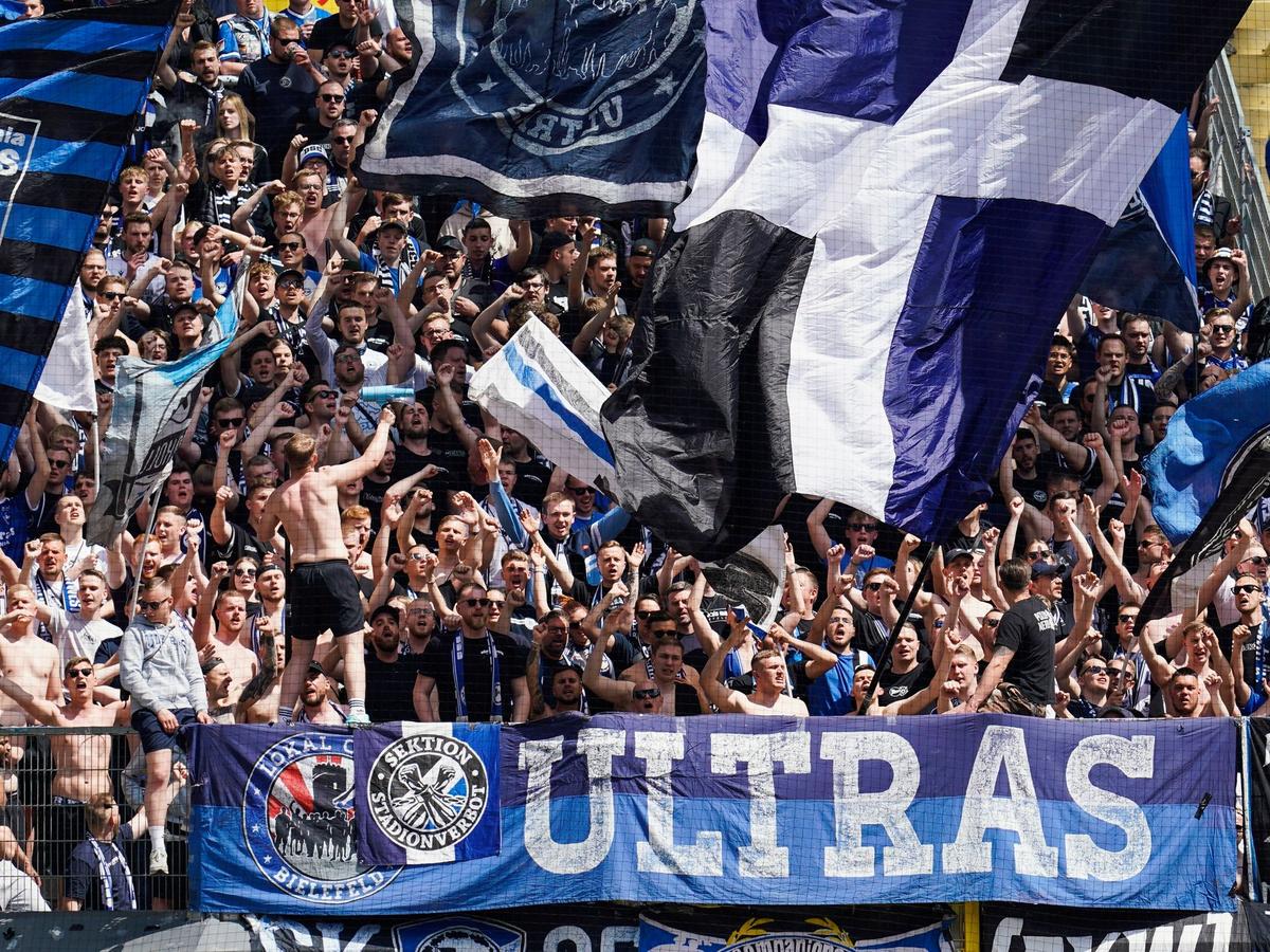 Den Fans von Arminia Bielefeld werden die Karten für das Relegationshinspiel in Wiesbaden von den Arminia-Spielern bezahlt