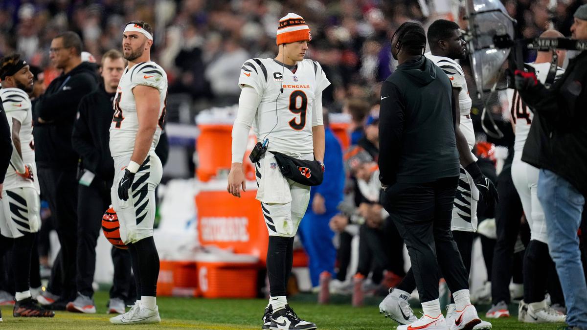 Mit bedrückter Miene und geschwollener Hand musste Joe Burrow zuschauen