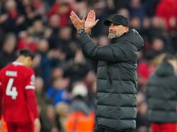 Liverpools Trainer Jürgen Klopp applaudiert nach dem Spiel
