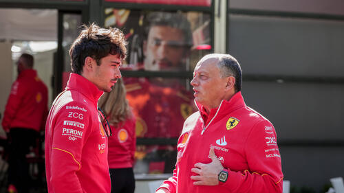 Haben sich neu aufgestellt: Leclerc und Ferrari-Teamchef Vasseur