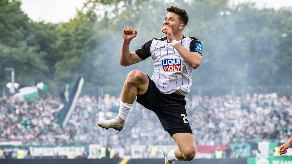 Offiziell-1-FC-N-rnberg-holt-Top-Knipser