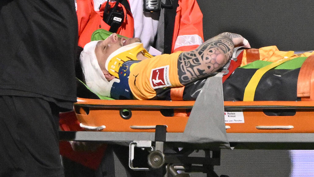 Kevin Müller musste mit einer schweren Kopfverletzung vom Platz getragen werden