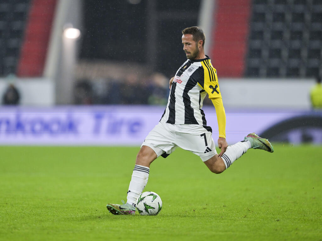 Renner-unterschreibt-beim-WAC