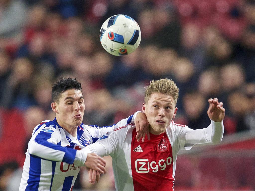 Stefano Marzo (l.) legt zijn arm in de nek van Viktor Fischer, die probeert te koppen tijdens Ajax - sc Heerenveen. (05-12-2015)