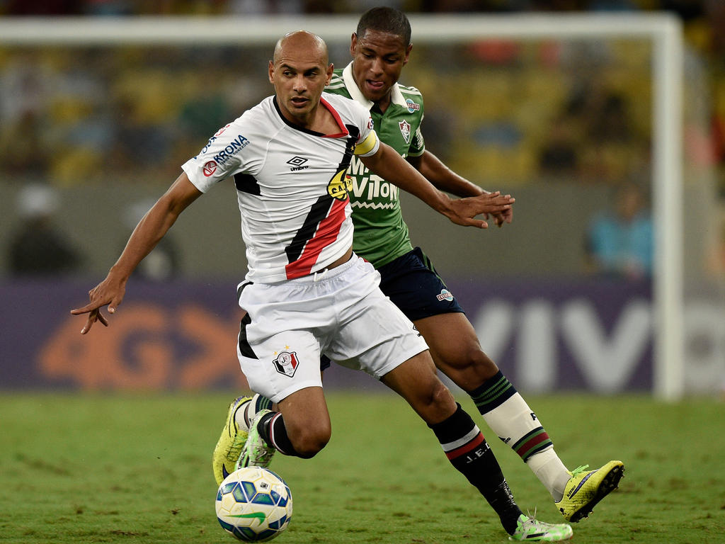 Robert Gonçalves (detrás) ejerce presión a un jugador del Joinville. (Foto: Getty)