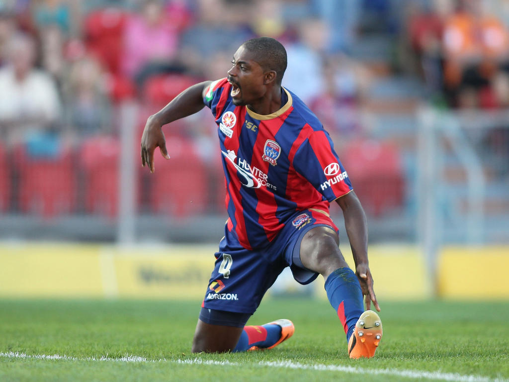 Kew Jaliens in actie namens het Australische Newcastle United Jets tegen Melbourne Heart. (08-03-2014)