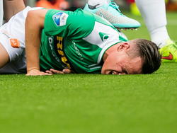 Giovanni Korte schreeuwt het uit van de pijn. In het duel tegen Excelsior breekt de aanvaller van FC Dordrecht zijn kuitbeen. (20-09-2014)