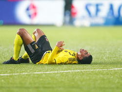 VVV-Venlo-speler Jerold Promes ligt verslagen op de grond na de gelijkmaker van Roda JC in de slotfase van de wedstrijd. (07-12-2014)