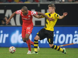 Charlison Benschop (l.) in duel met Ciro Immobile (r.) tijdens Fortuna Düsseldorf - Borussia Dortmund. (24-01-2015)