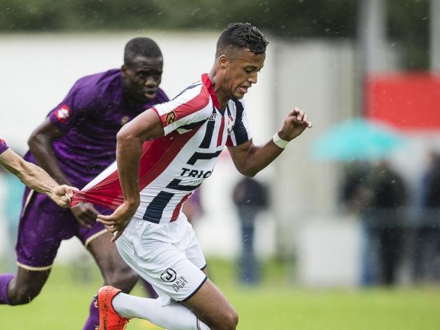 Richairo Živković wordt aan het shirt vastgehouden in het oefenduel met Osmanlispor. (25-07-2015) Richairo Živković wordt aan het shirt vastgehouden in het oefenduel met Osmanlispor. (25-07-2015)