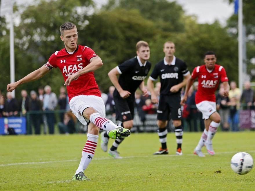 Jeffrey Gouweleeuw van AZ benut een strafschop in het oefenduel met Dundee United uit Schotland. (14-07-2015) Jeffrey Gouweleeuw van AZ benut een strafschop in het oefenduel met Dundee United uit Schotland. (14-07-2015)