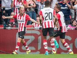Maxime Lestienne (l.), dit seizoen gehuurd van Al-Arabi, viert zijn eerste doelpunt in dienst van PSV. Het is de belangrijke 1-1 tegen Feyenoord. (30-08-2015)