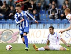 Drazic (izq.) se marcha de un rival con la camiseta del OFK Belgrado. (Foto: Imago)