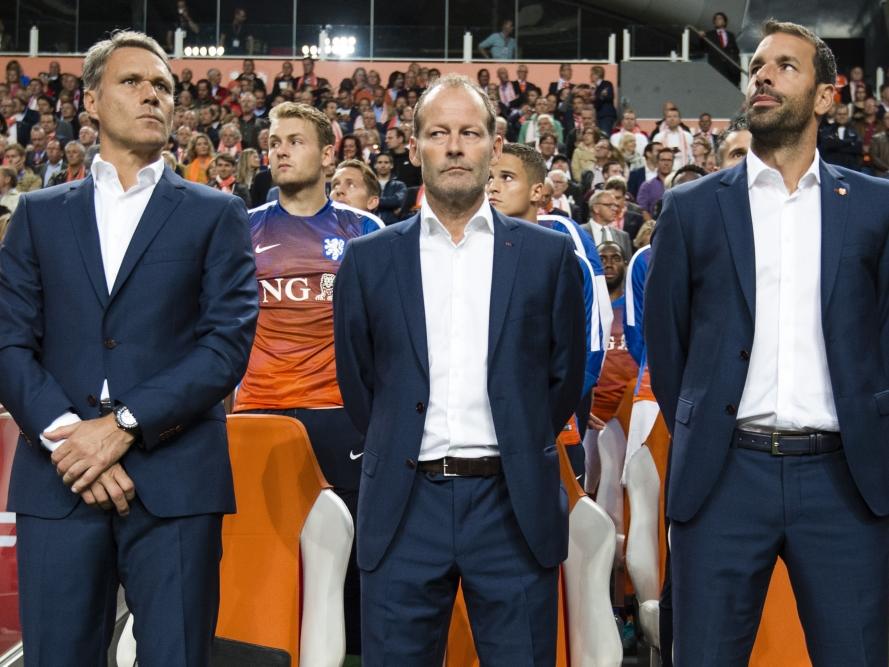 Met Marco van Basten (l.), bondscoach Danny Blind (m.) en Ruud van Nistelrooy heeft het Nederlands elftal ontzettend veel voetbalervaring op de bank zitten tegen IJsland. (03-09-2015)