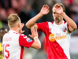 Willem Janssen (r.) maakt vanaf de strafschopgebied de 3-3 namens FC Utrecht tegen SC Cambuur en viert zijn goal met Mark Diemers (l.). (26-09-2015)