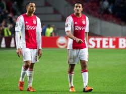 Ajax speelt gelijk tegen Fenerbahçe (0-0) en heeft overwintering in de Europa League niet meer in eigen handen. Dat beseffen ook Kenny Tete (l.) en Jaïro Riedewald (r.), die teleurgesteld het veld van de Amsterdam ArenA verlaten. (05-11-2015)
