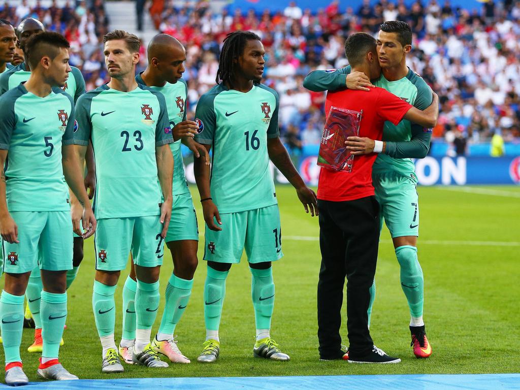 Cristiano Ronaldo no dudó en saludar al recogepelotas. (Foto: Getty)