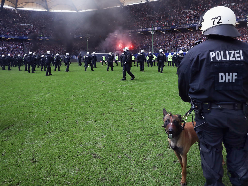Polizisten auf dem Spielfeld im Stadion des Hamburger SV