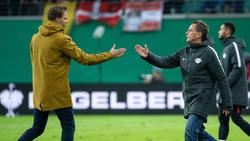 Julian Nagelsmann und sein künftiger Chef Ralf Rangnick klatschen nach dem Pokalspiel ab