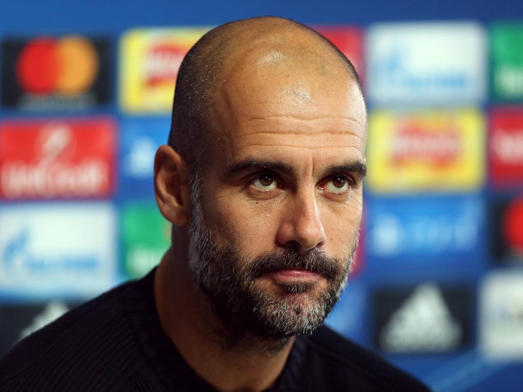 Manchester City-trainer Pep Guardiola staat de media te woord in aanloop naar het Champions League-duel met FC Barcelona (31-10-2016).