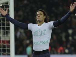 Edinson Cavani muestra tras marcar una camiseta de apoyo a Chapecoense. (Foto: Imago)