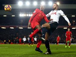 Georginio Wijnaldum (l.) strijdt om de bal met Mousa Dembélé (r.) tijdens de wedstrijd Liverpool - Tottenham Hotspur. (11-02-2017)