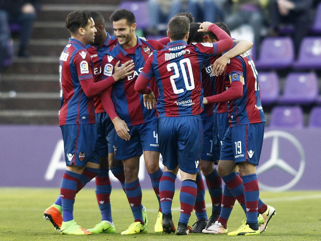 De spelers van Levante vieren feest na een doelpunt gemaakt te hebben