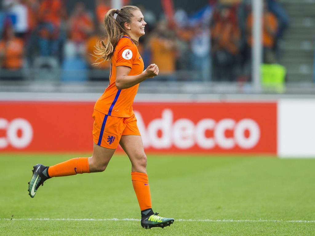 Lieke Martens loopt na afloop van het EK-duel Nederland - Zweden het veld in om de overwinning te vieren (29-07-2017).