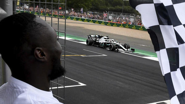 Mit Überqueren der Ziellinie holte sich Lewis Hamilton noch die schnellste Runde Mit Überqueren der Ziellinie holte sich Lewis Hamilton noch die schnellste Runde