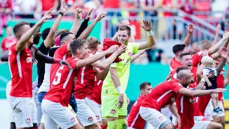 Der 1. FC Kaiserslautern gewann im DFB-Pokal das Derby gegen Mainz 05 Der 1. FC Kaiserslautern gewann im DFB-Pokal das Derby gegen Mainz 05