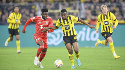 Alphonso Davies vom FC Bayern und BVB-Profi Youssoufa Moukoko im direkten Duell