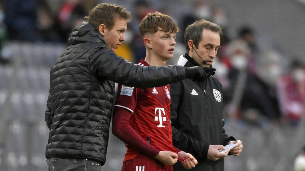 Pauk Wanner (M.) ist der jüngste Profi in der Geschichte des FC Bayern Pauk Wanner (M.) ist der jüngste Profi in der Geschichte des FC Bayern