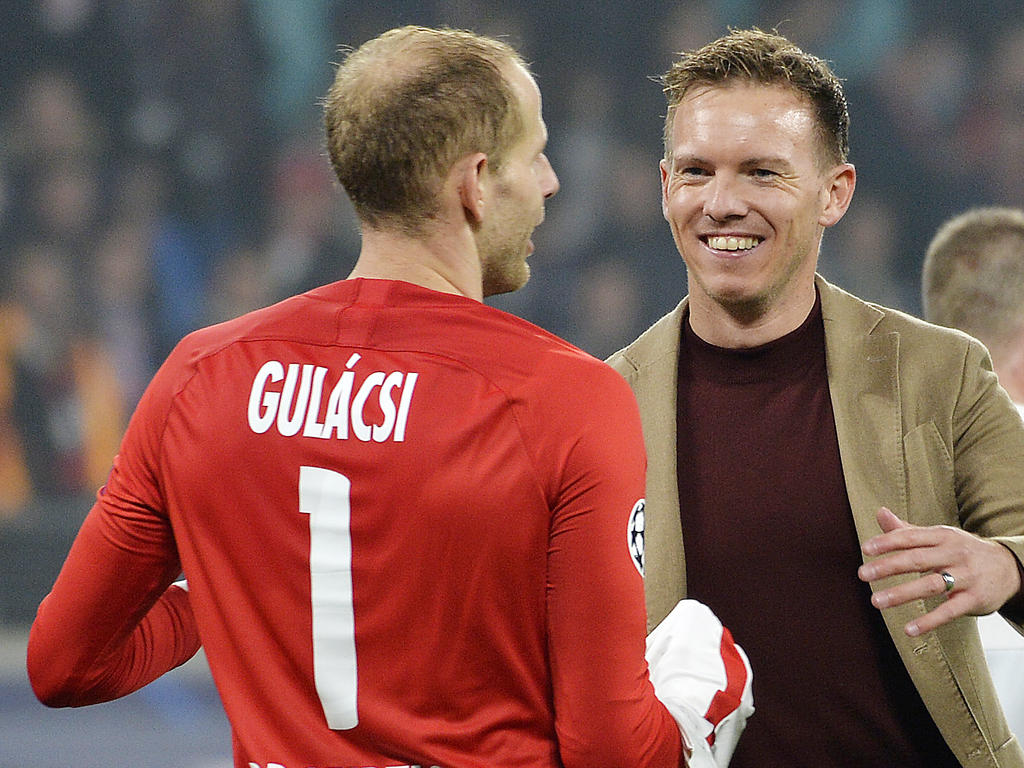 Péter Gulácsi von RB Leipzig (l.) verteidigte Trainer Julian Nagelsmann (r.)