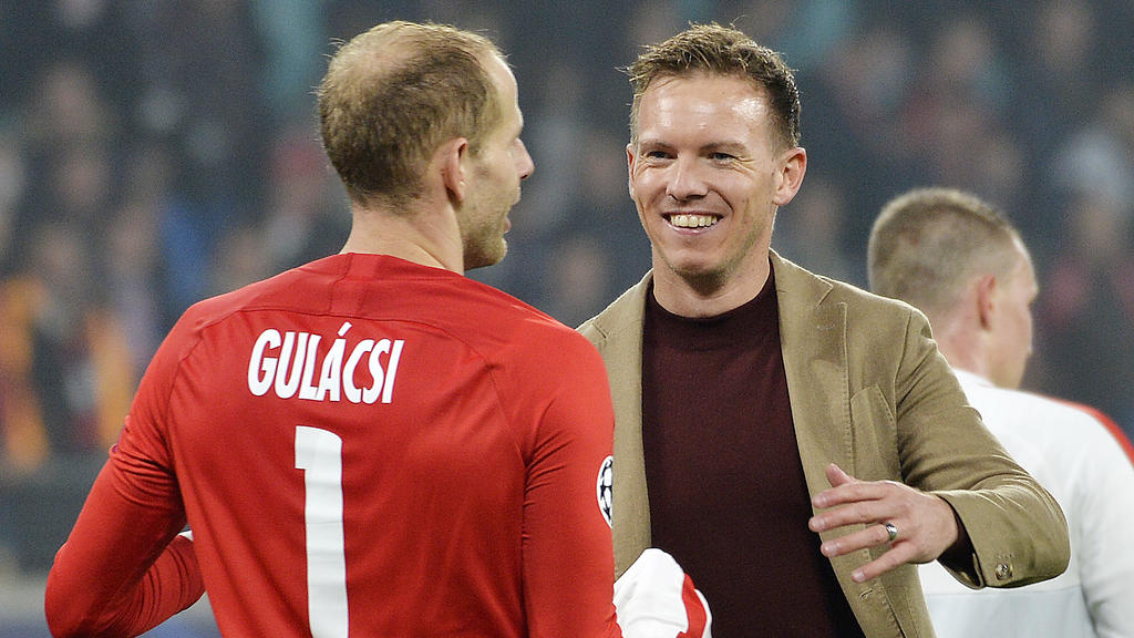 Péter Gulácsi von RB Leipzig (l.) verteidigte Trainer Julian Nagelsmann (r.)