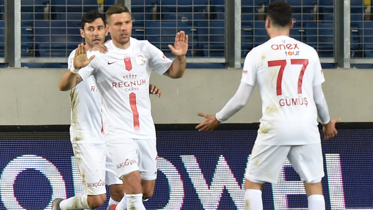 Lukas Podolski (l.) wurde in der Nachspielzeit ausgewechselt Lukas Podolski (l.) wurde in der Nachspielzeit ausgewechselt