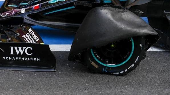 Nicht nur der linke Vorderreifen von Valtteri Bottas kapitulierte kurz vor Rennende Nicht nur der linke Vorderreifen von Valtteri Bottas kapitulierte kurz vor Rennende