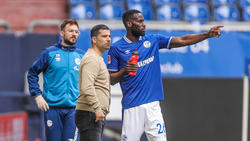 Dimitrios Grammozis (Mitte) will den FC Schalke 04 zurück in die Bundesliga führen