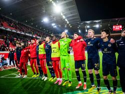 Die Mainzer Spieler bedanken sich nach dem Spiel bei den Fans für die Unterstützung