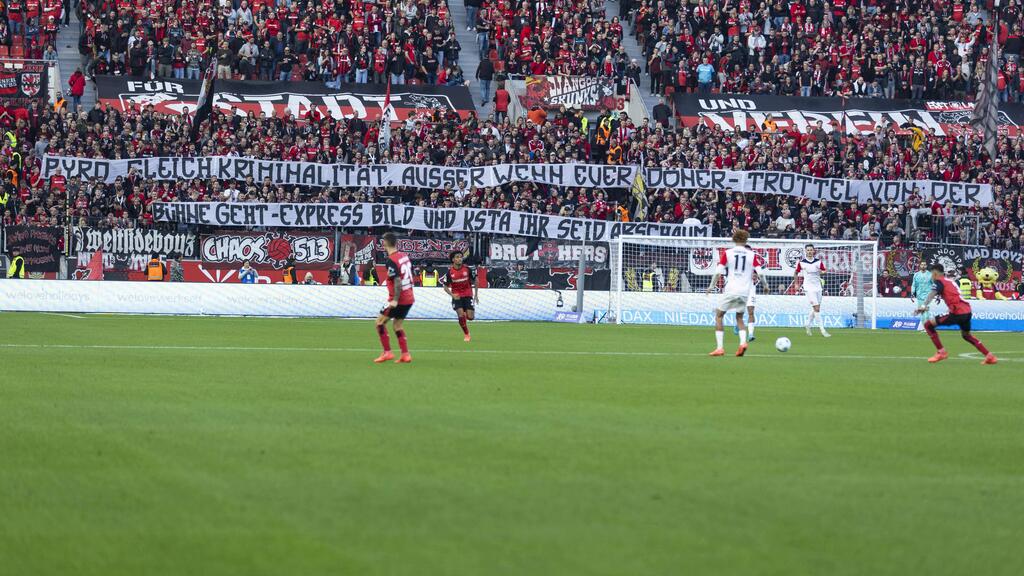 Leverkusen-Ultras beleidigten Lukas Podolski per Spruchband