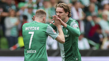 Nick Woltemade (r.) wechselt von Werder Bremen zum VfB Stuttgart