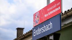 Am Bahnhof in Endersbach hängt ein Schild mit der Aufschrift „Heimatstadt von Nico Schlotterbeck“