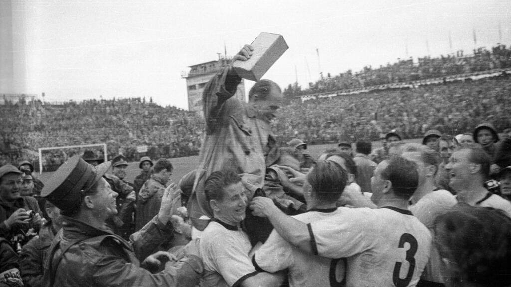 Bundestrainer Sepp Herberger feiert den WM-Erfolg 1954 Bundestrainer Sepp Herberger feiert den WM-Erfolg 1954