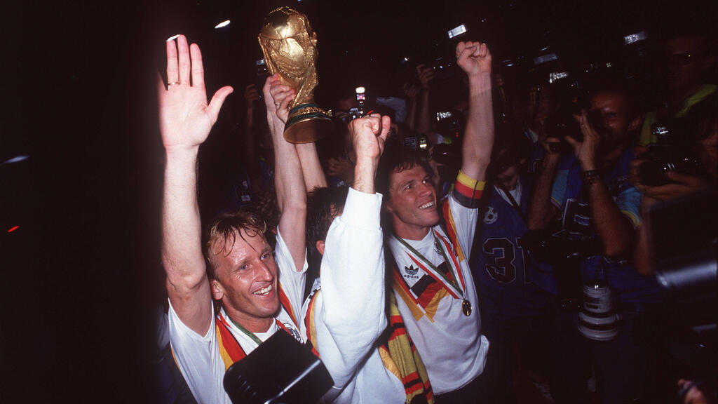 Lothar Matthäus (r.) und der verstorbene Andreas Brehme (l.) erhalten den Ehrenpreis 2024 Lothar Matthäus (r.) und der verstorbene Andreas Brehme (l.) erhalten den Ehrenpreis 2024