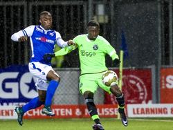 Leeroy Owusu (r.) neemt het zekere voor het onzekere en trapt de bal keihard weg als Furhgill Zeldenrust druk zet tijdens FC Den Bosch - Jong Ajax. (11-12-2015)